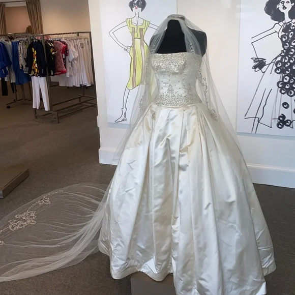 Designer wedding dress! Never been worn or altered! Reem Acra one of a kind